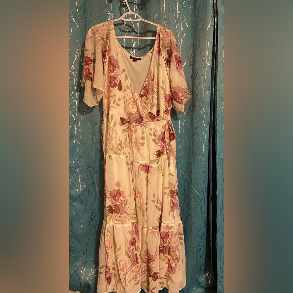 Roaman’s size 26W beautiful floral wrap dress.